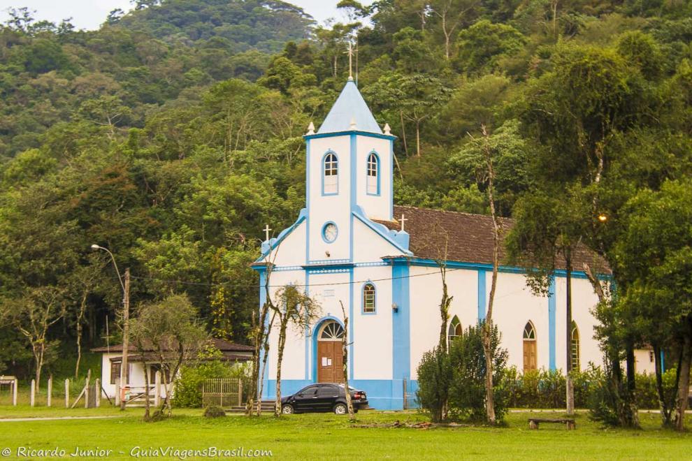 Imagem de uma igreja com morro ao fundo-Rio.